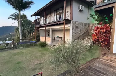 Belíssima casa de condomínio à venda em nogueira petrópolis-rj!
