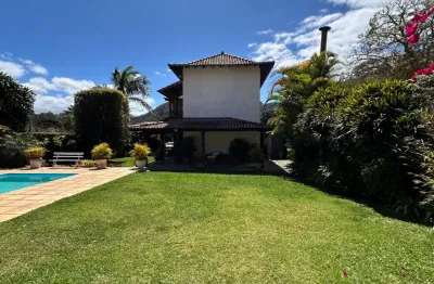 Linda casa à venda no charmoso bairro de nogueira, petrópolis-rj!