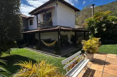 Linda casa à venda no charmoso bairro de nogueira, petrópolis-rj!