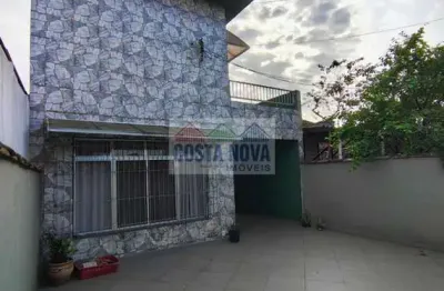 Casa sobrado com 204 m², 2 quartos sendo 1 suíte, 3 vagas de garagem e quintal