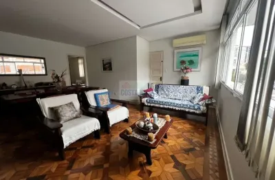 Casa sobreposta alta à venda, na ponta da praia, em santos.