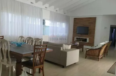 Casa de Condominio com cinco dormitórios, três vagas, piscina, mobiliada!