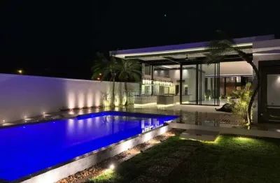 Casa reformada no condomínio Jardim Acapulco a venda, 650 m2, 6 suítes, 6 vagas e piscina.