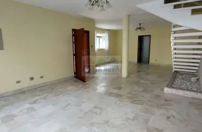 Casa Sobrado Isolada, no Gonzaga, com 3 dormitórios, 2 vagas, quintal, churrasqueira.
