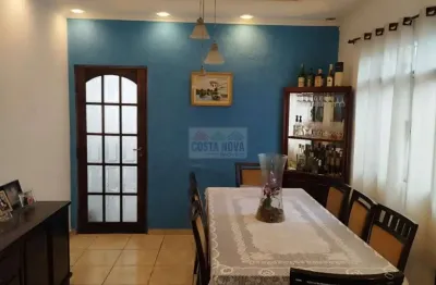 Casa com 275 m², são 3 quartos, 2 banheiro, sala para 2 ambientes, 3 vagas de garagem