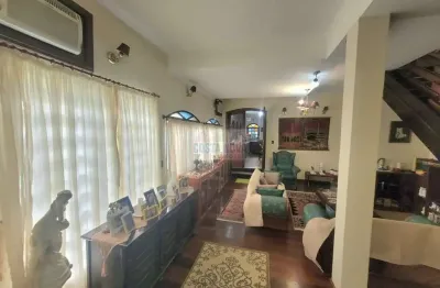 Sobrado com 3 quartos sendo 2 suítes. 6 banheiros, 4 vagas, lavanderia e churrasqueira no boqueirão