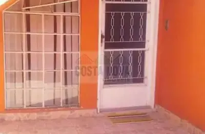 Casa sobreposta baixa com 67m² , com 2 quartos, sala e garagem coberta em são vicente