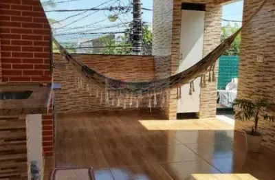 Sobrado de 325m², com 4 casas, 1 garagem . Ótimo para investimento de moradias ou locação