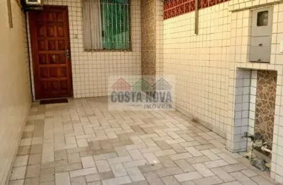Casa sobreposta baixa com quintal e churrasqueira no boqueirão ? 3 dormitórios e 1 suíte