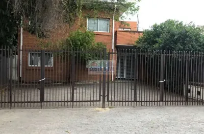 Casa comercial para locação com 480m², 8 salas, 4 banheiros, 8 vagas, mezanino e vista exterior