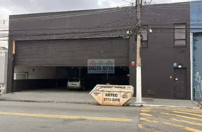 Galpão para locação com 500m², 3 salas amplas, 4 banheiros e 6 vagas próximo á centro comercial