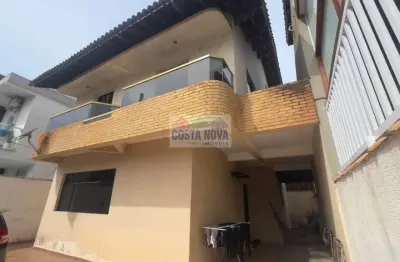 Sobrado com 3 quartos, sendo 1 suíte, 3 banheiros, 4 vagas de garagem no bairro boqueirão.