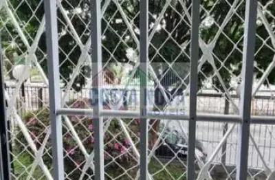 Apartamento térreo com 2 dormitórios, excelente localização na zona norte