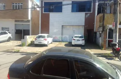 Galpão na Ponta da Praia com 370m², com salão do térreo e escritórios no andar superior