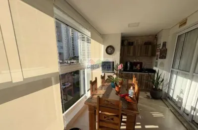 Apartamento a venda com 3 dormitórios sendo 1 suíte, 2 vagas demarcadas. Porteira fechada