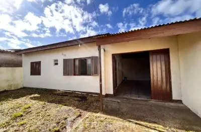 Casa para locação anual com dois quartos e pátio amplo em bairro residencial tranquilo e seguro