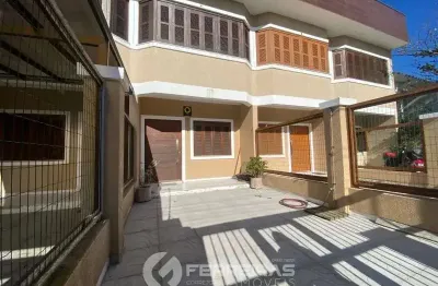 Duplex mobiliado para locação anual – 3 quadras do mar!