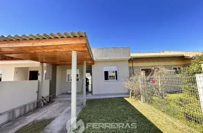 Locação anual em nova tramandaí – casa geminada com pátio e vaga coberta