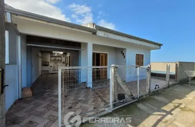 Venda de ótima casa com 2 dormitório e piscina mo bairro indianópolis.