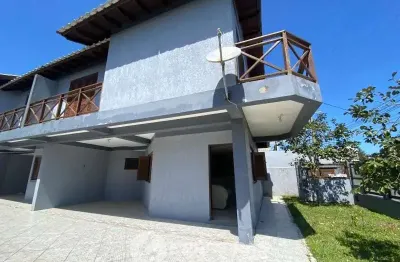 Venda de lindo sobrado com 3 dormitórios em avenida central de tramandaí.