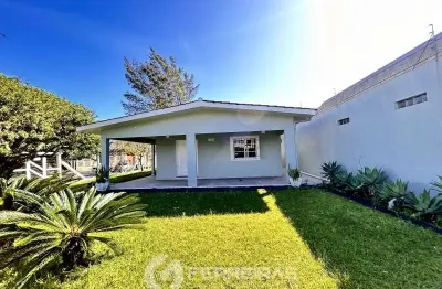 Locação anual – casa espaçosa, mobiliada e de esquina em tramandaí
