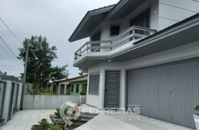 Lindissimo sobrado a poucos metros do mar, com 4 dormitórios e 1 suíte.