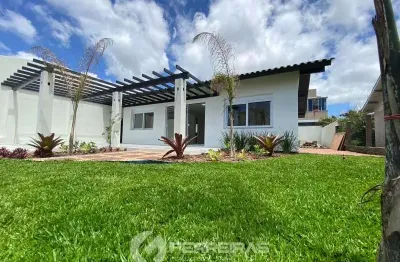 Lindíssima casa com 3 dormitórios sendo uma suíte a poucos metros do mar.