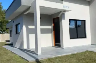 Venda de linda casa, 2 dormitórios sendo 1 suíte, em nova tramandaí.