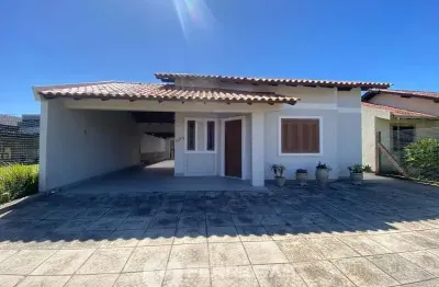 Venda de linda casa com 3 dormitórios com anexo a poucos metros do mar em nova tramandaí.
