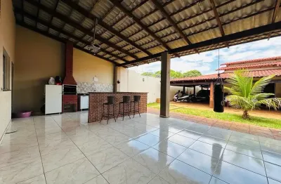 Casa à venda em faiçaville, goiânia  descubra este excelente imóvel que oferece duas casas em um lote de 530 metros quadrados. com uma área construída de 303 metros, esta propriedade é ideal para famí