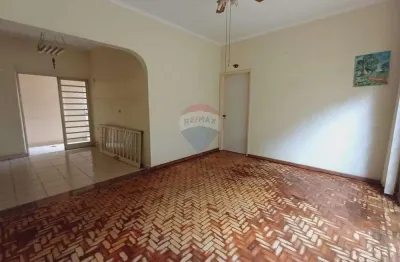Casa térrea com 3 quartos (1 suíte), edícula e salão comercial independente