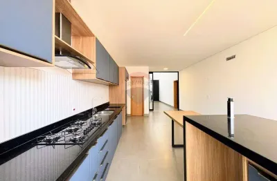 Casa térrea com 250m2, 3 quartos, escritório, 4 vagas, piscina, toda planejada no cond. quinta da mata i