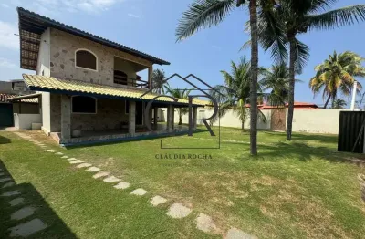 Belíssima casa a 50m da praia, em condomínio fechado!