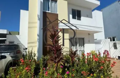 Linda casa em condomínio fechado com piscina privativa!