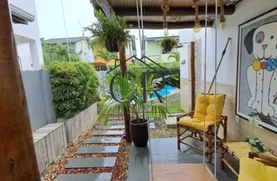 Linda casa com piscina privativa em condomínio fechado!