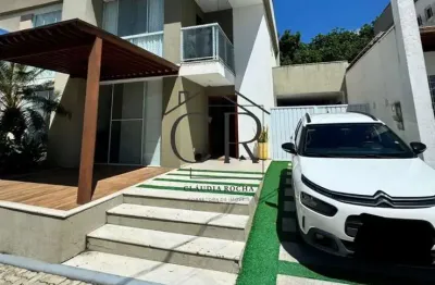 Excelente casa duplex em condomínio fechado com ótima infraestrutura!