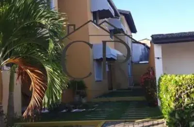 Linda casa em condomínio fechado super bem localizada!
