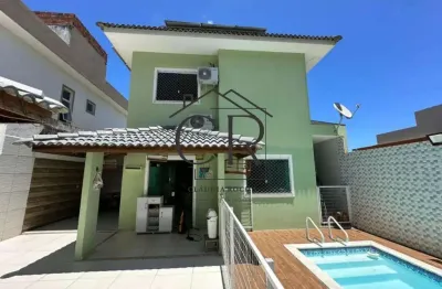 Ótima casa com piscina privativa em condomínio fechado!