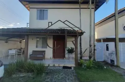 Linda casa com mega área externa em condomínio com portaria 24h!