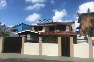 Duplex com 4/4 em condomínio fechado com excelente infraestrutura!