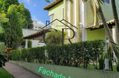 Fantástica casa em condomínio fechado com mega área externa e muito verde!!