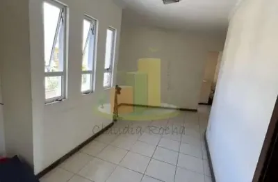 Uma casa super espaçosa para toda a família, em condomínio com portaria 24h!!