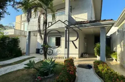 Linda casa em condomínio fechado com área social privativa!!