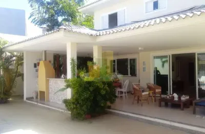 Linda casa com ótima infraestrutura de lazer e a apenas 10m de uma das praias mais lindas, aproveite essa oportunidade !!!