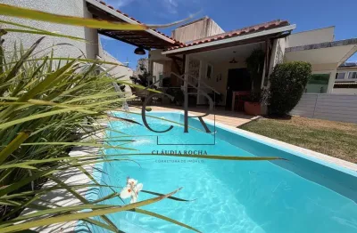 Deslumbrante casa térrea com piscina privativa, localizada a apenas 300m da praia mais linda do litoral!