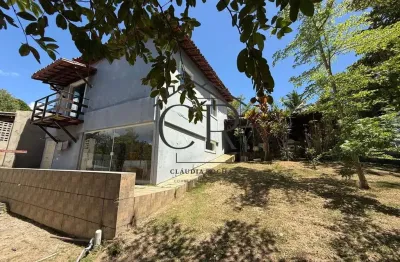 Belíssima casa com bastante área em condomínio com portaria 24h, próxima a praia!