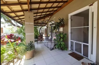 Excelente casa em condomínio próximo a vilas do atlântico, no miragem!