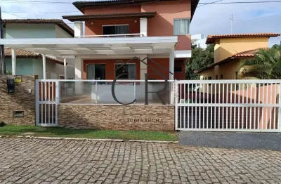 Linda casa com 4/4 sendo 3 suítes, condomínio fechado!!