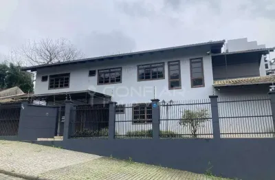 Casa residencial com 2 suítes no atiradores para locação por r$8.800,00 + taxas