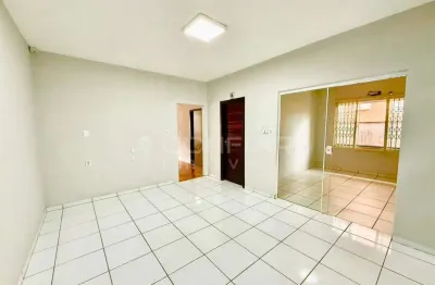 Ampla casa com 3 quartos para locação, no iririu, por r$3100,00+ taxas